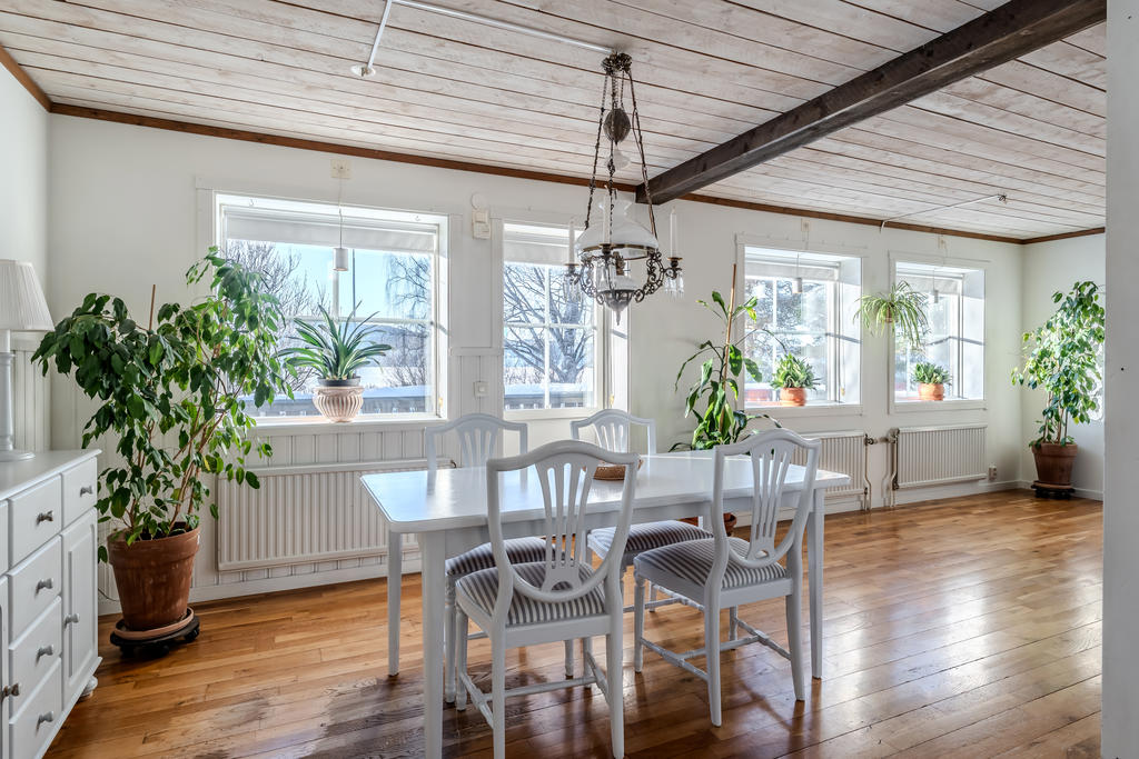 Matplatsen har härlig utsikt genom fönstren