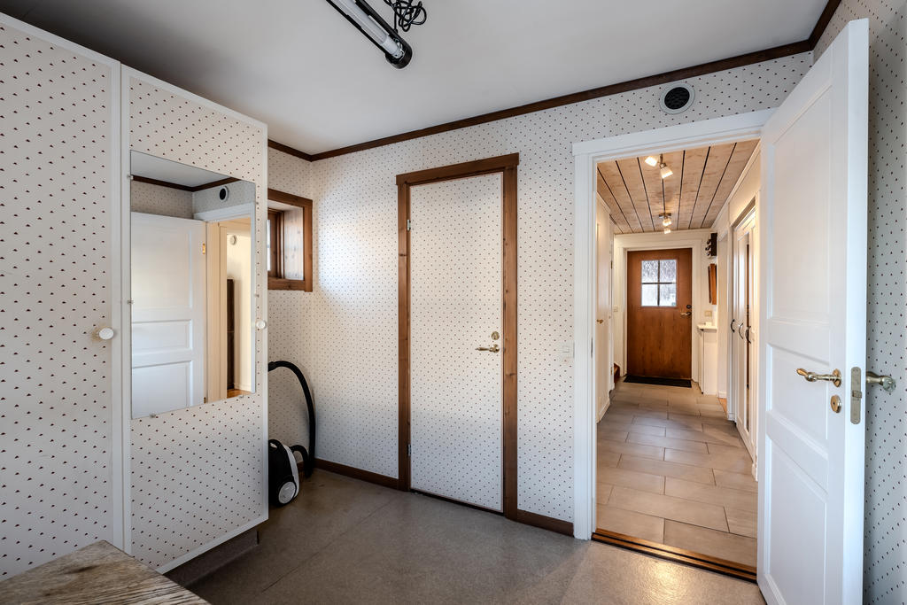 Dörren till vänster går till duschrummet