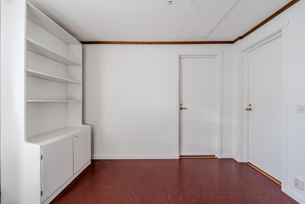 På övre plan finns tre sovrum