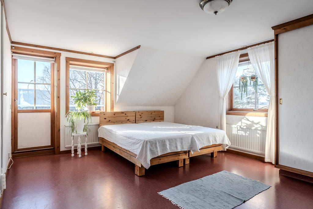 Sovrum 3 har utgång till balkongen där man kan njuta av den fina utsikten mot sjön