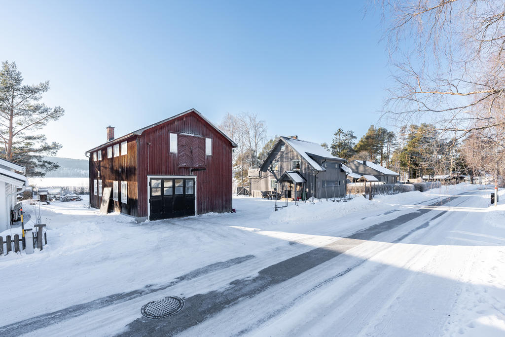Garage/Verkstadsbyggnaden är bredvid bostadshuset