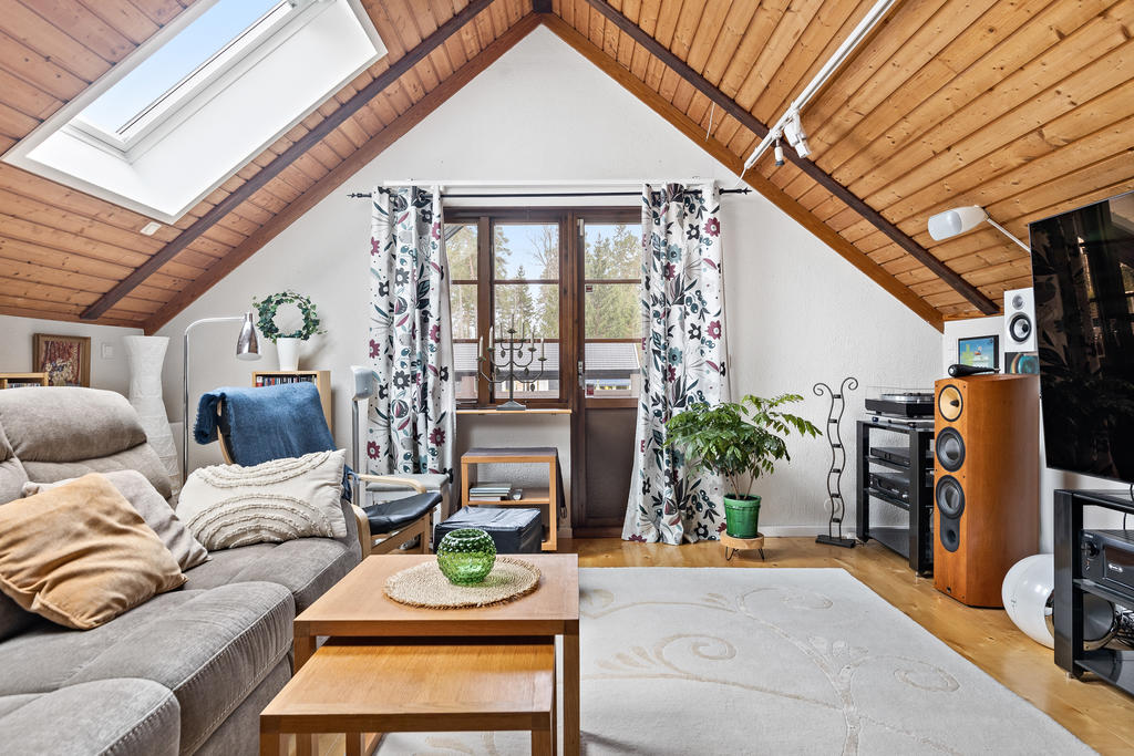 Vardagsrum med utgång till balkong