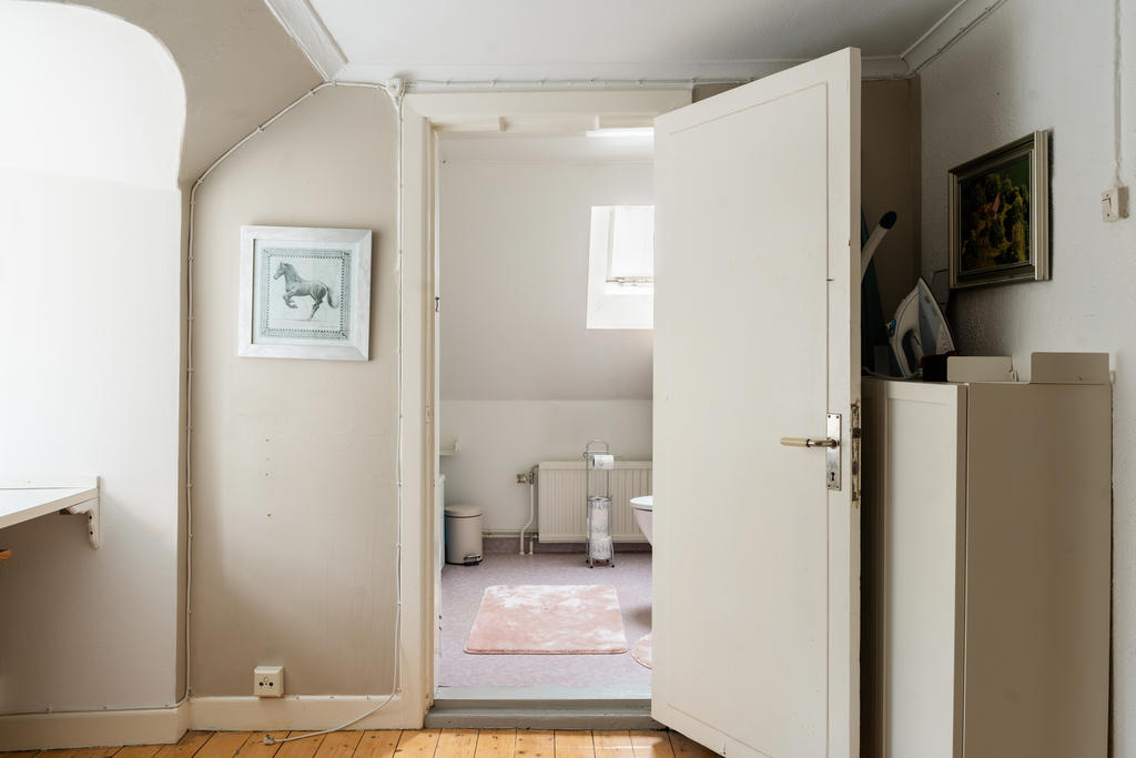 Badrum nås från sovrummet