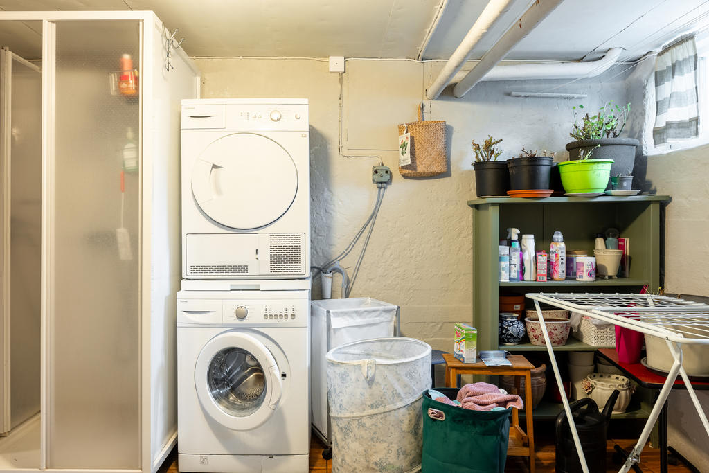 Tvättstuga med duschkabin