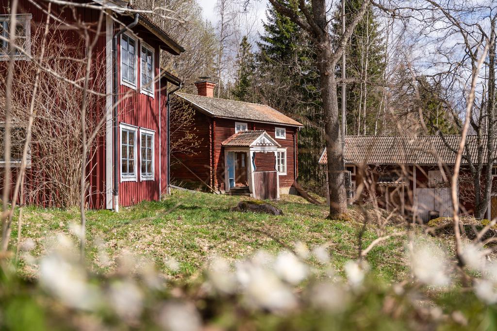 "Stuggu", den gamla huvudbyggnaden, ligger mellan bostadshuset och "Ladan"