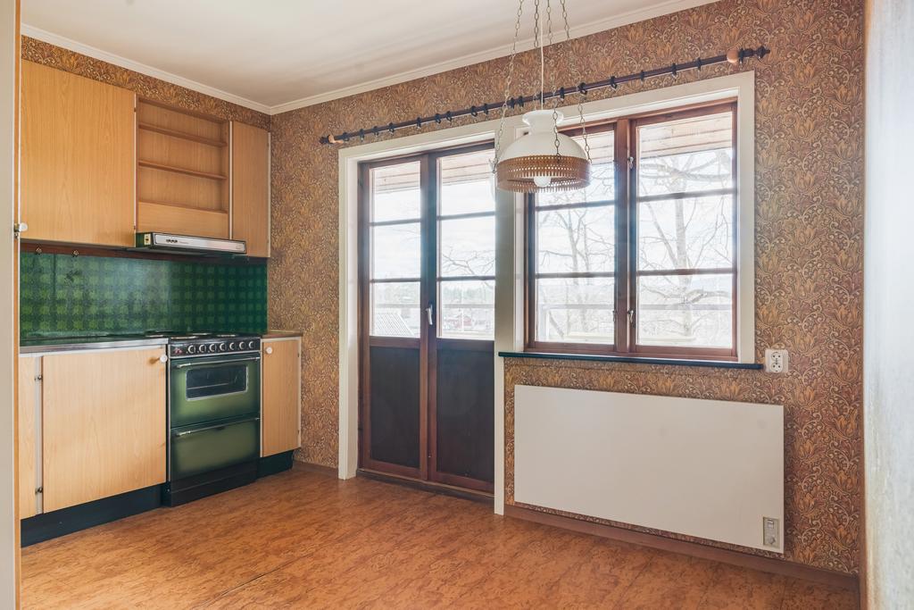 Kök med matplats och utgång till balkongen