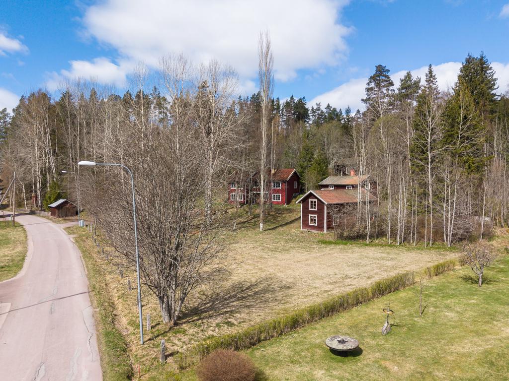 Fastigheterna är belägna längs Byggattu i Sifferbo