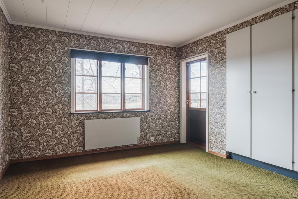 Stora sovrummet i övre plan, med utgång till balkongen