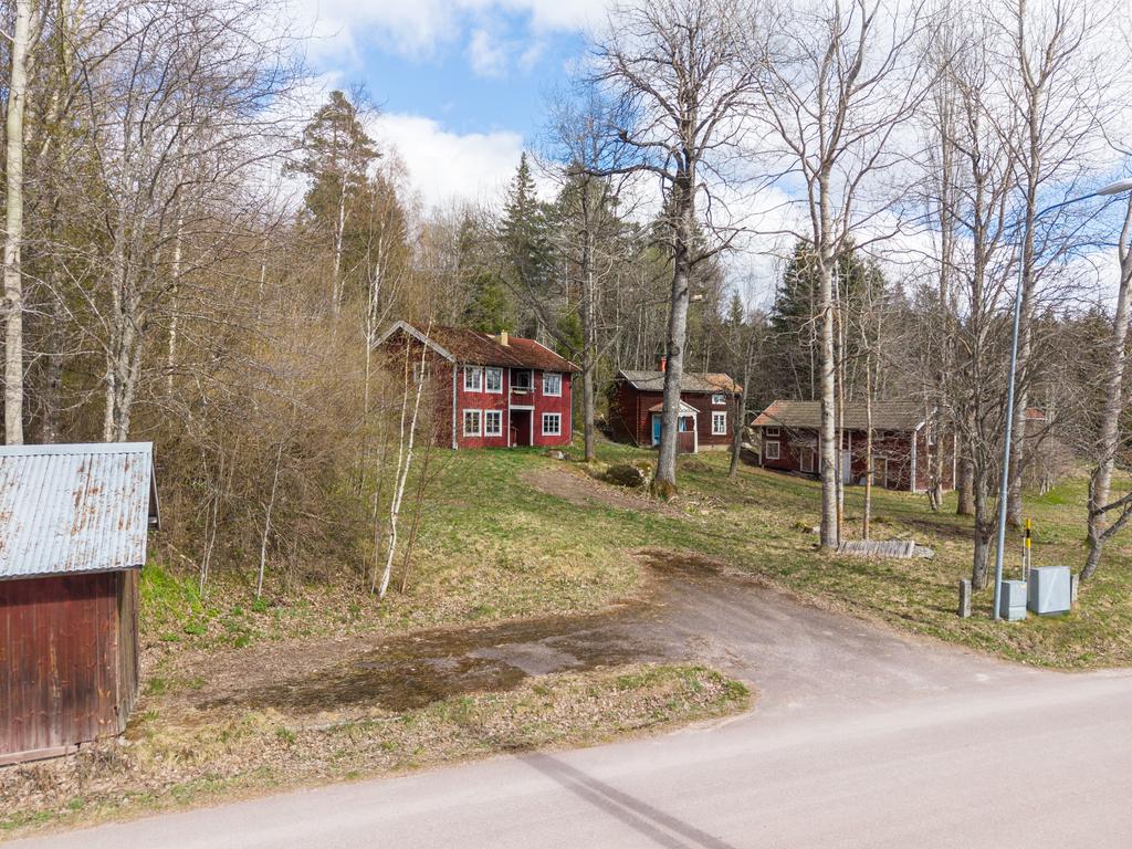 Nere vid vägen finns ett enklare kallgarage