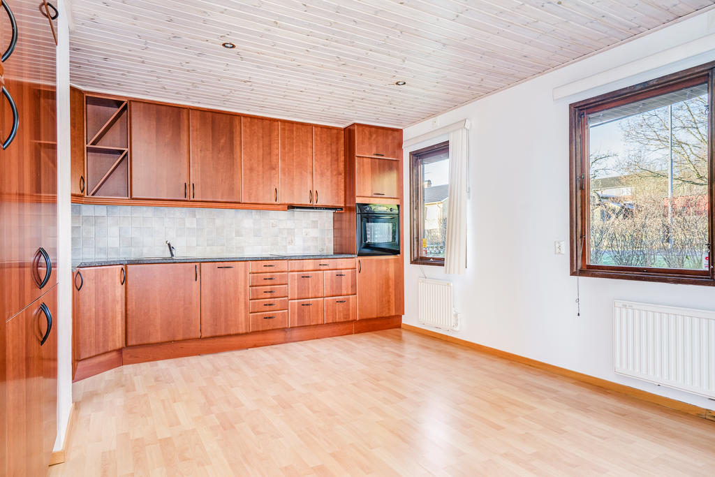 Funktionellt kök med plats för mindre matgrupp.