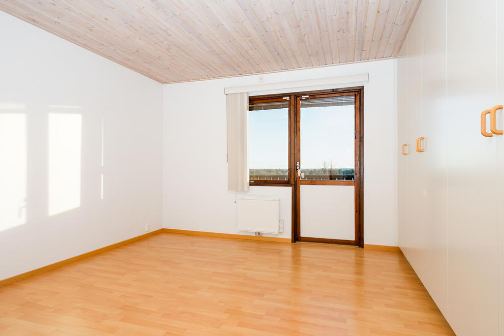 Sovrum 2 med garderober. Utgång till balkong.