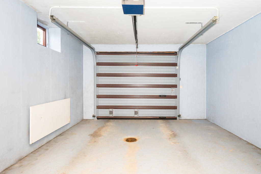 Garage med elektrisk port.