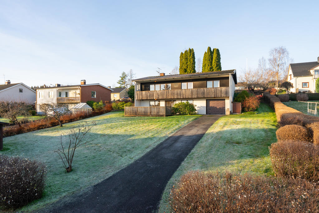 Öppen och lättskött trädgårdstomt med fina planteringar. 