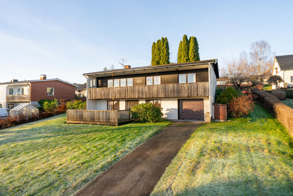 Rymlig balkong under tak samt vidbyggt garage.