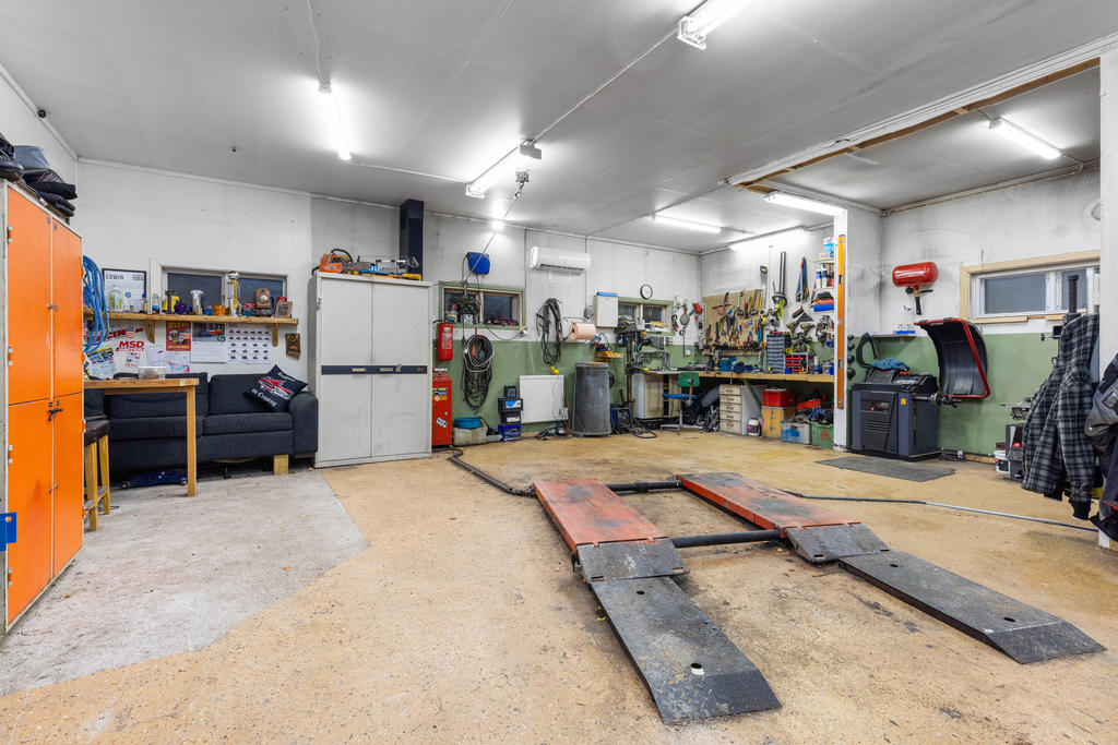 Mycket bra verkstad med luft/luft-värmepump. 