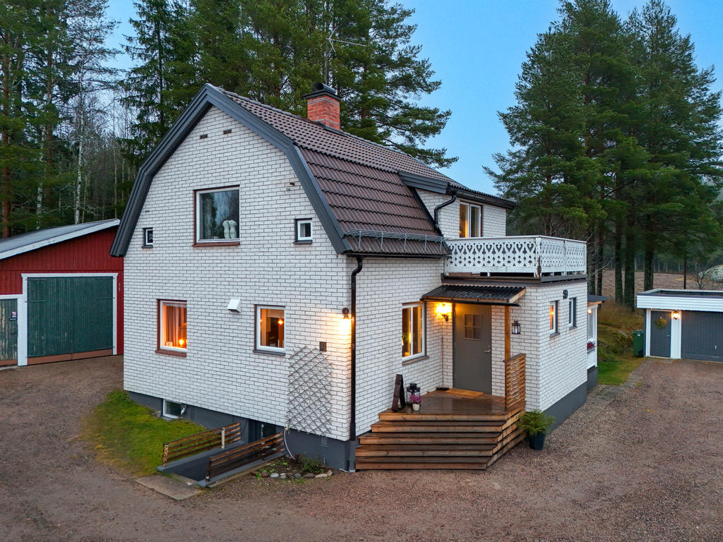 Entré med nyare farstukvist. 