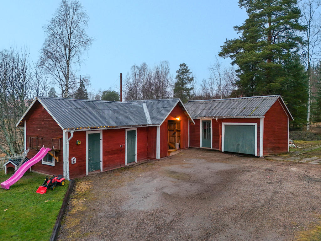 Uthus med bla vedbod och cykelförråd. Byggnaden i bakkant (utanför tomtgräns) innehåller ett enkelt garage samt ett sommarrum. 