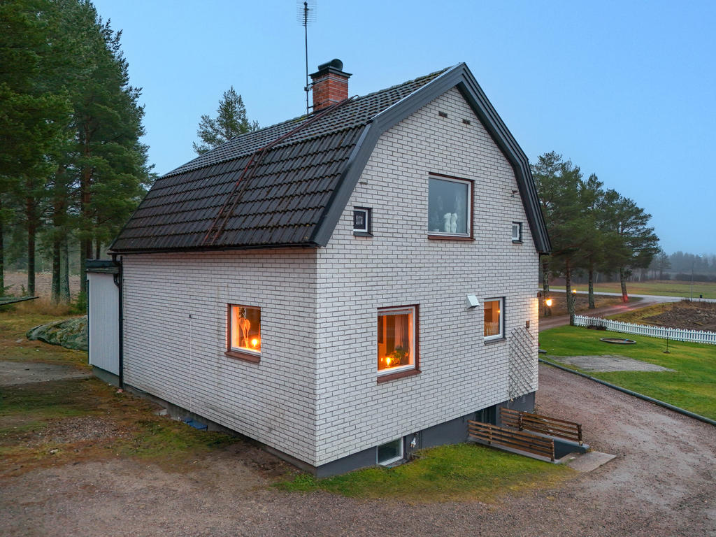 Fasad i nordväst med nedgång till källare. 