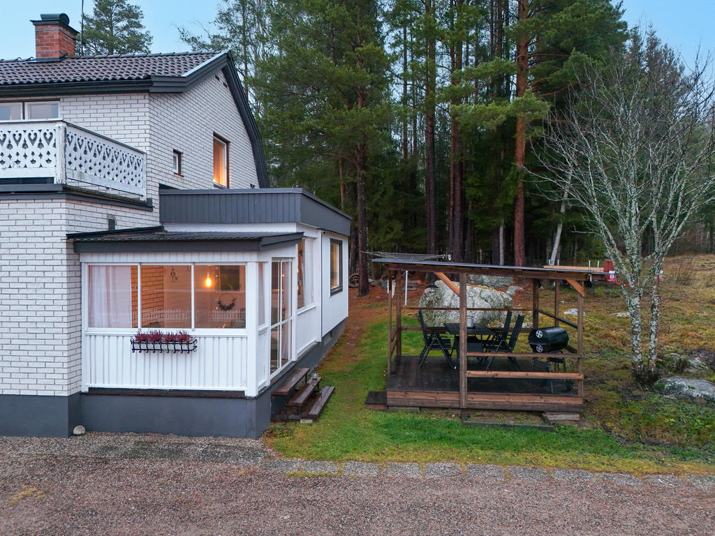 Inglasad altan i sydöst samt en fristående uteplats under tak. 