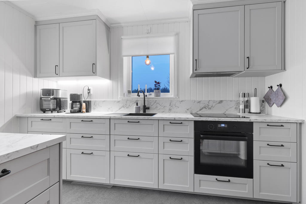 Ljust och stilrent kök från IKEA. 