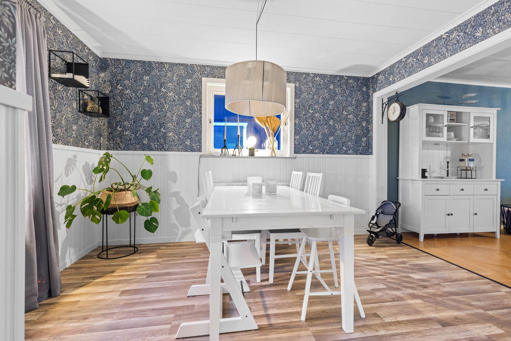 Vy från köket in till matplats. 