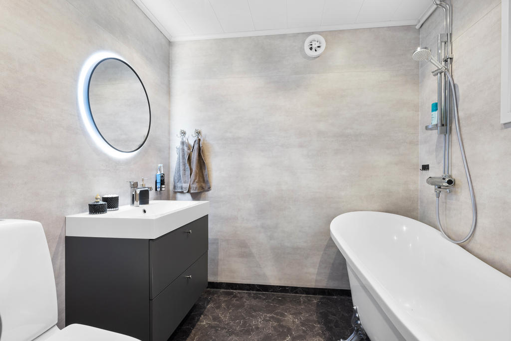 Badrum renoverat år 2022. 