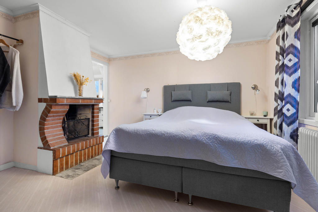 ÖV: Sovrum 2 med öppen spis (används ej). 