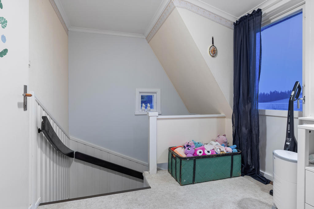 ÖV: Hall med utgång till balkong. 