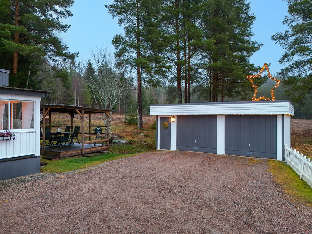Ommålat dubbelgarage. Står utanför tomtgränsen och har gjort sen det byggdes på 70-talet. Tillstånd finns. 
