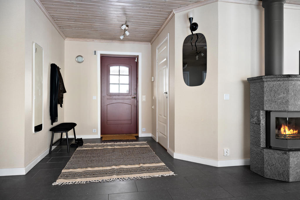 Välkommen in i en mycket rymlig och välkomnande hall!