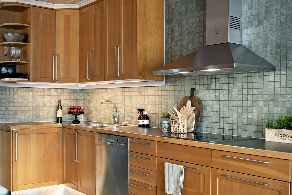 Köksluckor i ekfanér bidrar till den hemtrevliga och ombonade känslan i köket.