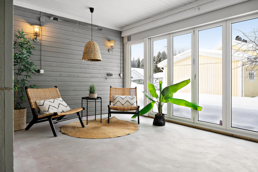 Mycket trevligt uterum som är stort nog att rymma såväl matgrupp som soffhörna.