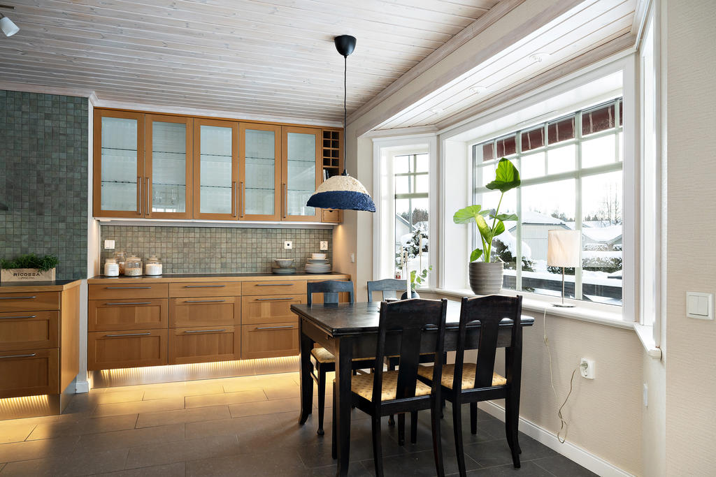 Trevligt och öppet kök med burspråk.