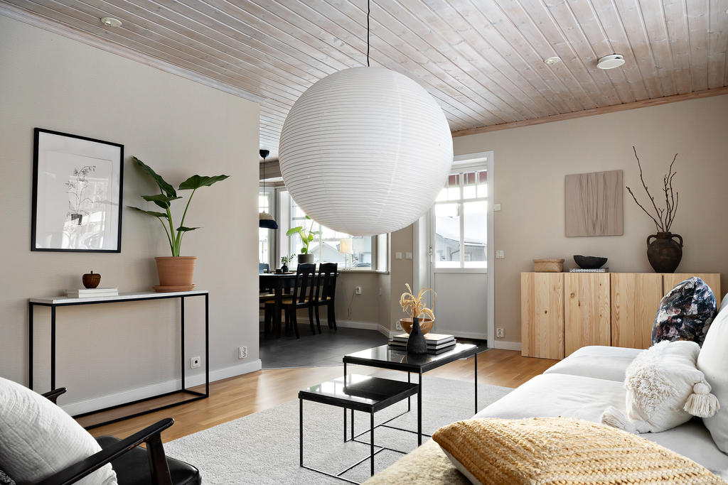 Öppen planlösning mellan kök och vardagsrum.