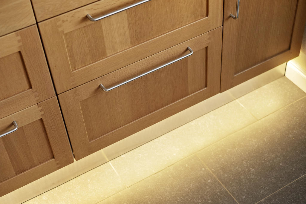 Effektfull underskåpsbelysning i köket.