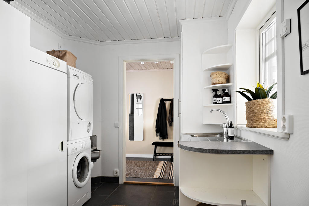 Tvättstuga intill entré och groventré.