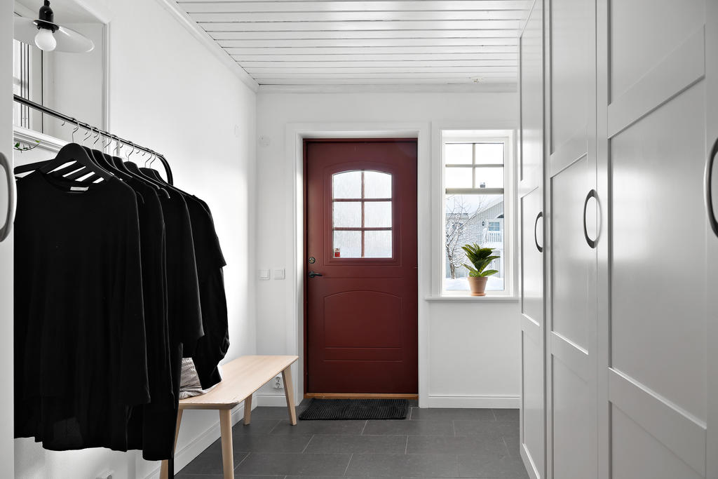 Groventré med mycket plats för avhängning och förvaring i garderober. Klinkers med golvvärme torkar snabbt upp blöta ytterkläder.