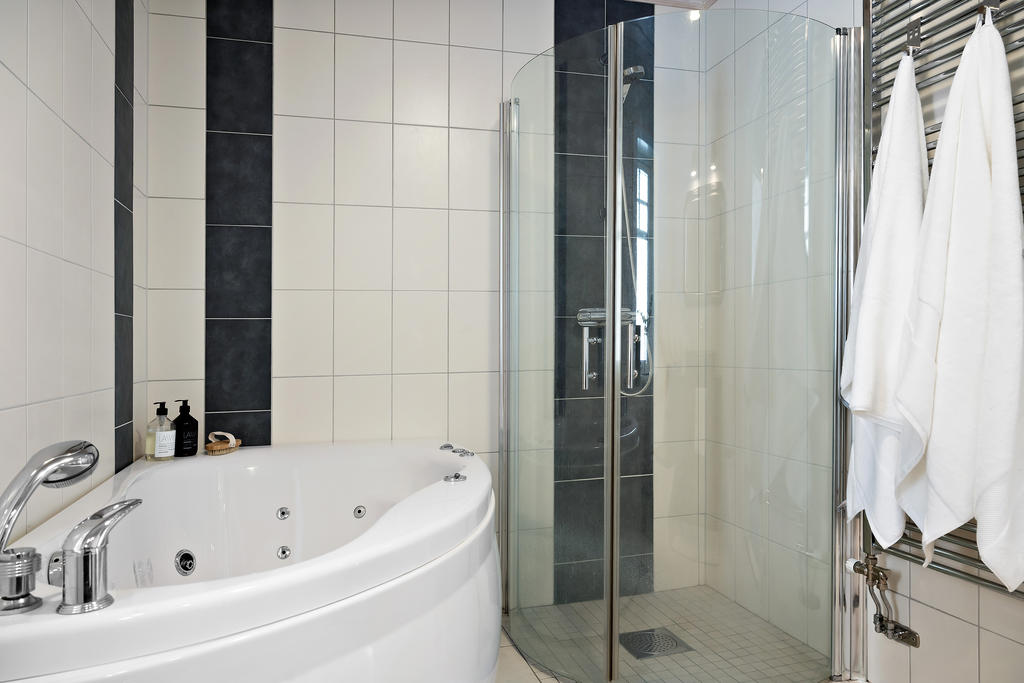 Badrum med både badkar och dusch.