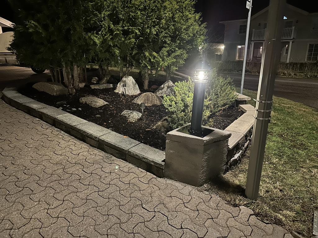 Säljarens egen bild - dekorativ och funktionell belysning vid infarten.