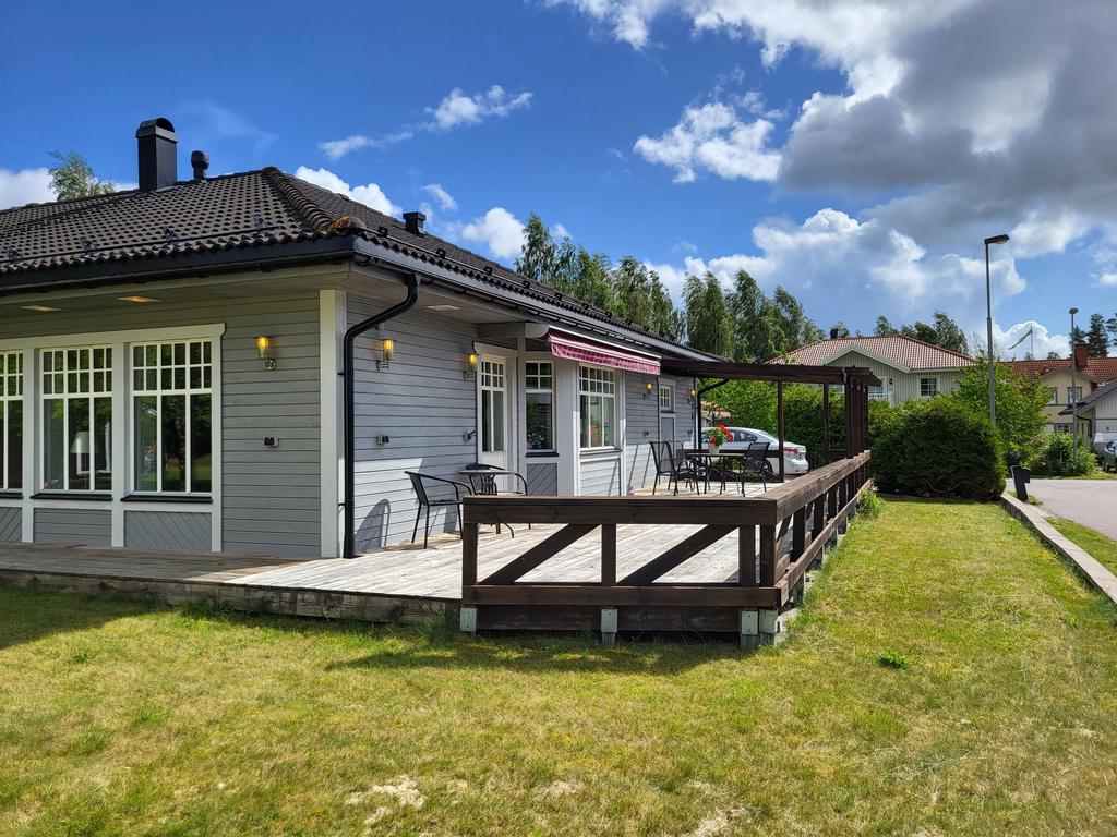 Säljarens egen bild (pergola finns ej längre).