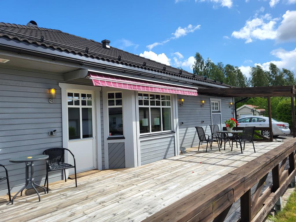 Säljarens egen bild. Altanen utanför köket (pergola finns ej längre).