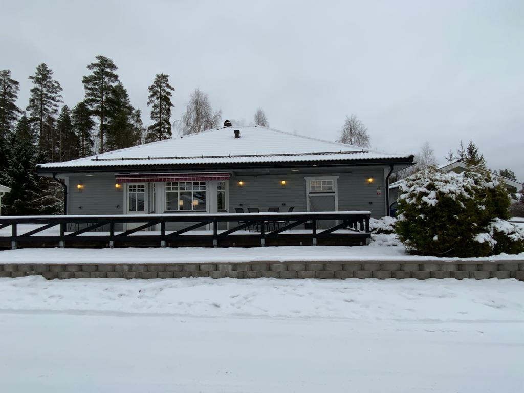 Dekorativ stödmur och kvällsbelysning på fasaden (säljarens egen bild).
