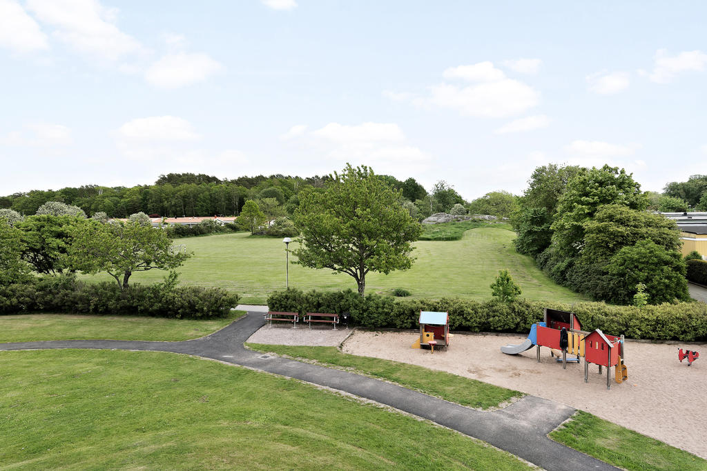 Stort grönområde med lekplats finns i närområdet.