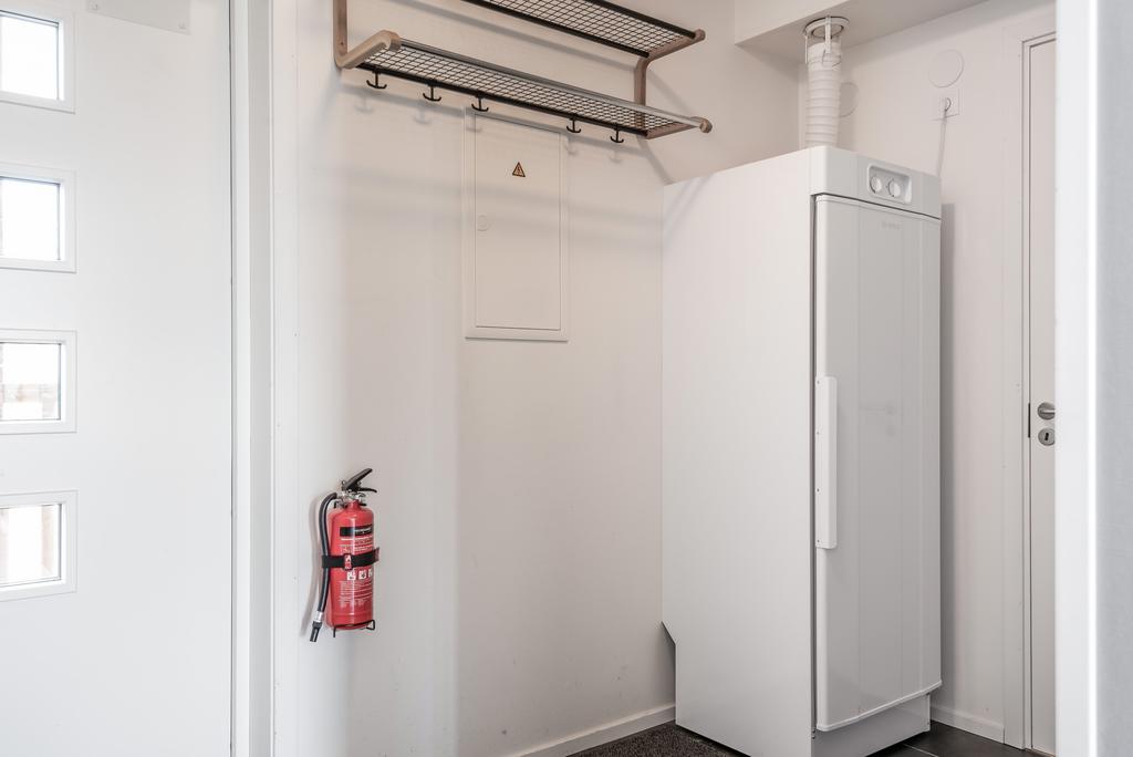 Hall med torkskåp och avhängning