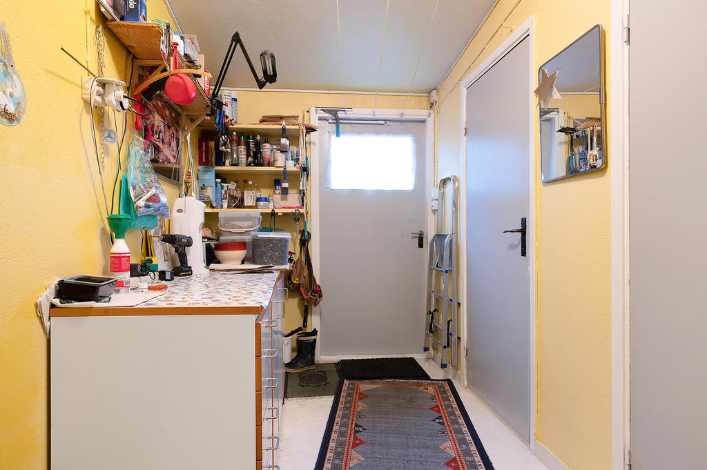 Groventré med ingång till matkällare och garage.