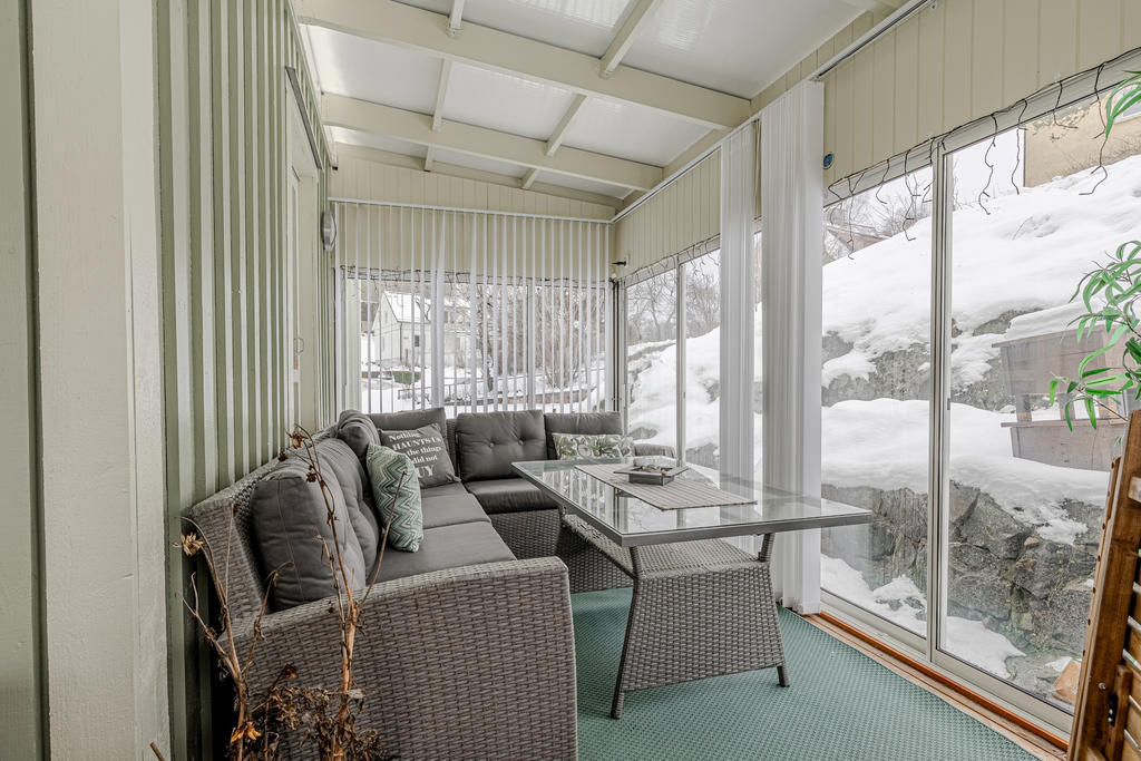 Inglasat uterum byggt 2016 med tillhörande altandäck i härlig västläge 