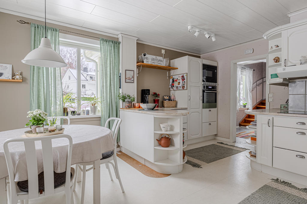 Utrustat med side-by-side kyl/frys, inbyggnads ugn & micro, induktionshäll, fläkt  samt diskmaskin