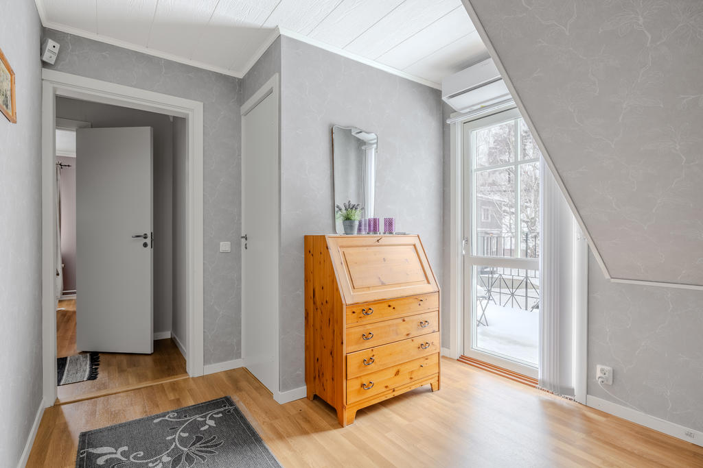 Hall på ovanplan med luftvärmepump samt utgång till balkong i härligt österläge