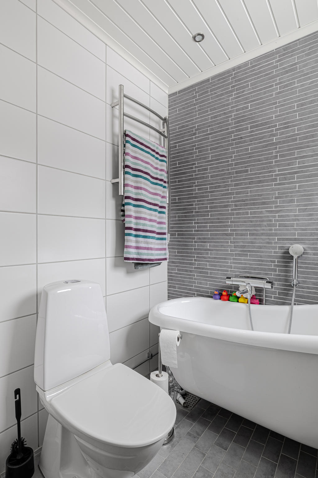 Badrum (-14) med behaglig golvvärme via el, väggar & golv med kakel & klinker samt tilltalande infällda spotlights 