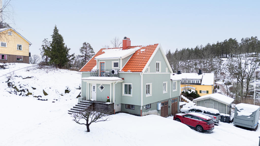 Ett mycket väl omhändertaget hem där stora investeringar redan är gjorda – här är det bara att flytta in och börja trivas